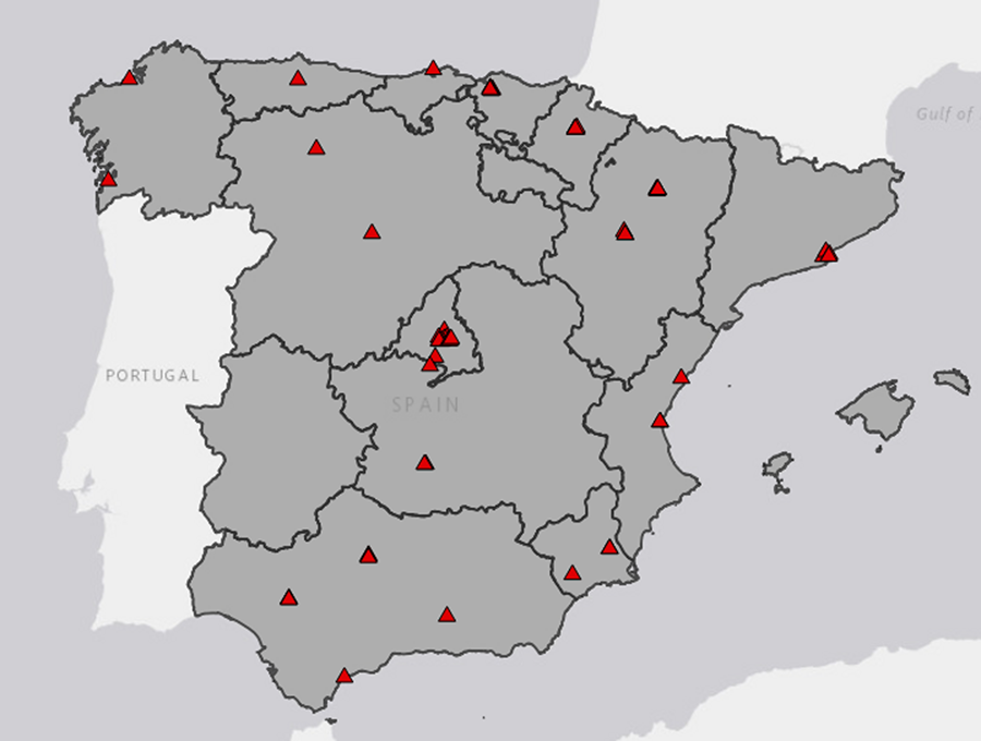 Mapa de España que incluye la distribución geográfica de los parques urbanos estudiados. Cada triángulo rojo identifica la ubicación de un parque urbano. 