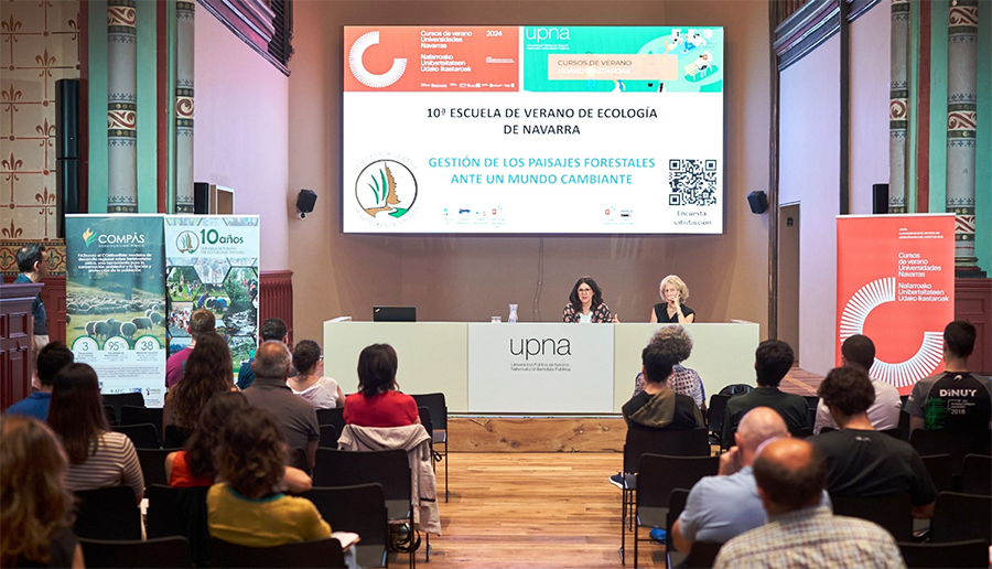 Inauguración de la 10ª Escuela de Ecología de Verano de Navarra por la Vicerrectora de Proyección Universitaria, Cultura y Divulgación de la UPNA (Dra. Begoña Pérez, centro de la mesa) y la codirectora del curso (Dra. Rosa M. Canals, derecha de la mesa)